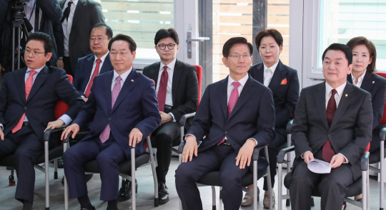 민의힘 대선 경선 후보인 이철우(앞줄 왼쪽부터 시계 방향) 경북도지사, 홍준표 전 대구시장, 한동훈 전 대표, 양향자 전 의원, 나경원 의원, 안철수 의원, 김문수 전 고용노동부 장관, 유정복 인천시장이 17일 서울 여의도 국민의힘 중앙당사에서 제21대 대통령선거 '1차 경선 토론회 미디어데이' 행사에 참여하고 있다. [국회사진기자단]